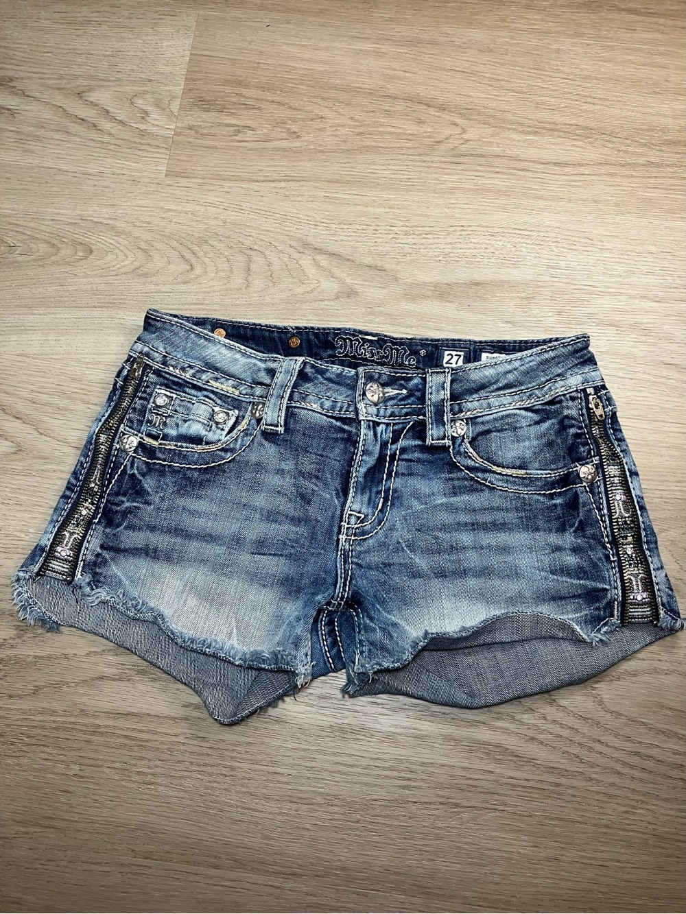 Miss Me Frayed Low Rise Jean Shorts Sz 27 Denim Side Zipper Womens JE8582H2